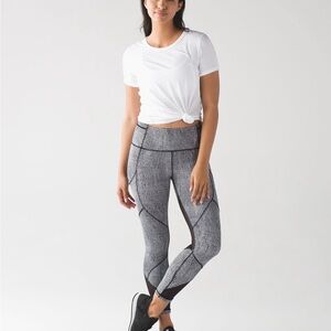 SOLD: Women’s Lululemon Outrun Tight Fall Net White Black 7/8 Athletic 6